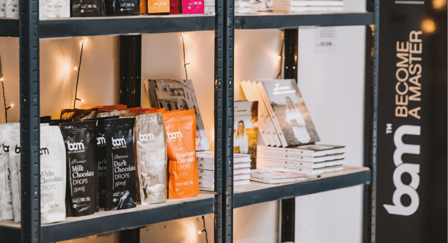 Klanttevredenheid is onze hoogste waarde. We willen dat onze producten echt lekker, nuttig en van de onbetwiste beste kwaliteit zijn. We luisteren naar wat jullie willen en werken elke dag hard om nieuwe producten te ontwikkelen, nieuwe samenwerkingen aan te gaan, uit te breiden naar fysieke winkels en de producten snel bij jullie thuis in de keuken te bezorgen. Hoe zou de wereld eruit zien zonder chocolade, gebak en andere desserts? Nieuwsgierig naar wie we zijn? Klik hier om het Chocoladeteam te ontmoeten. 