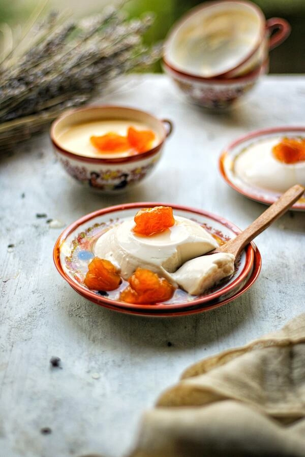 panna cotta met yoghurt abrikozen en honing