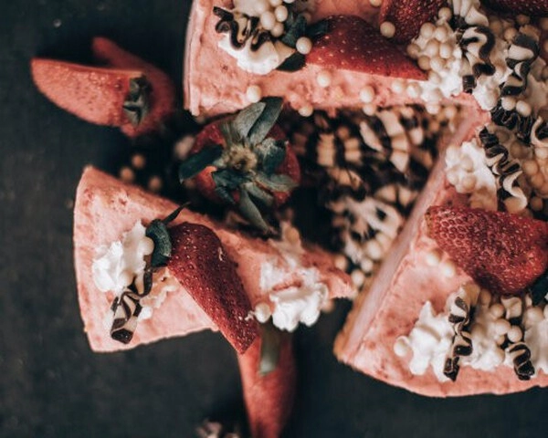 eenvoudige kaastaart met aardbeien