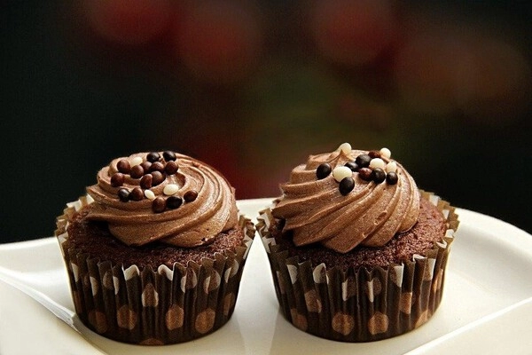 mini chocoladecakejes gevuld met parijse room en zure kersen