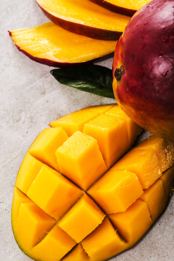 mousse met witte chocolade en mango topping