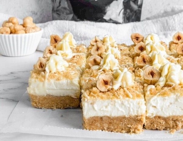 witte chocolade cheesecake met geroosterde hazelnoten
