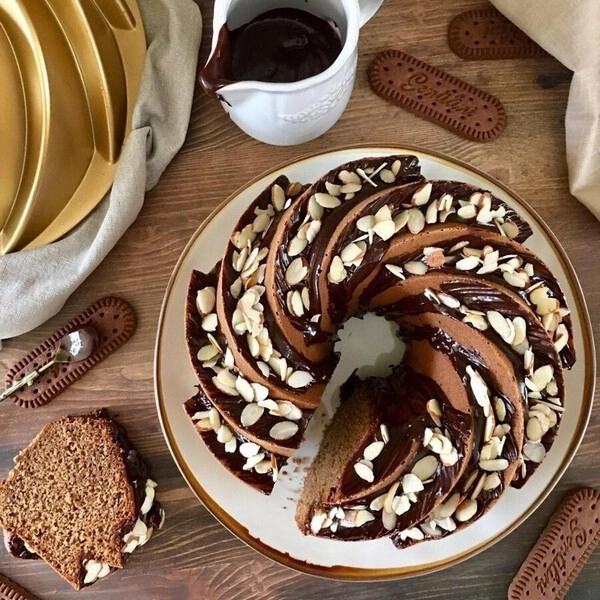 amandelcake met warme melk en koffie