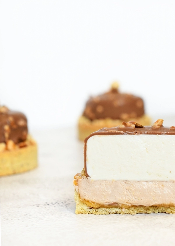 hazelnoottaart met vanillemousse