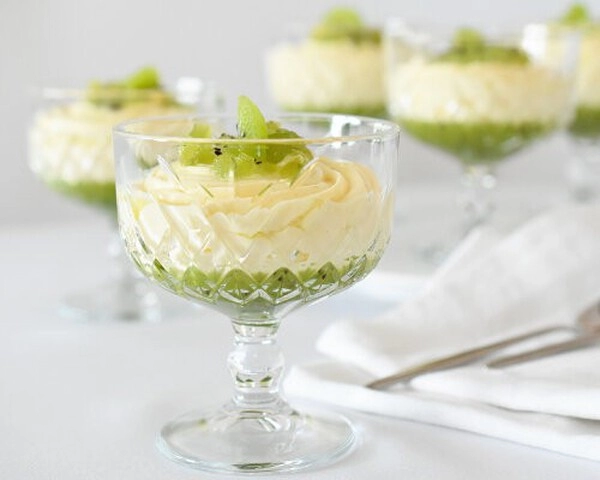 vanillecrème met kiwi in een glas